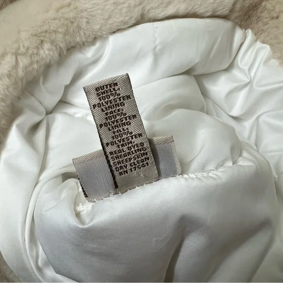 UGG White Quilted Puffer Bucket Hat - Picture 8 of 8